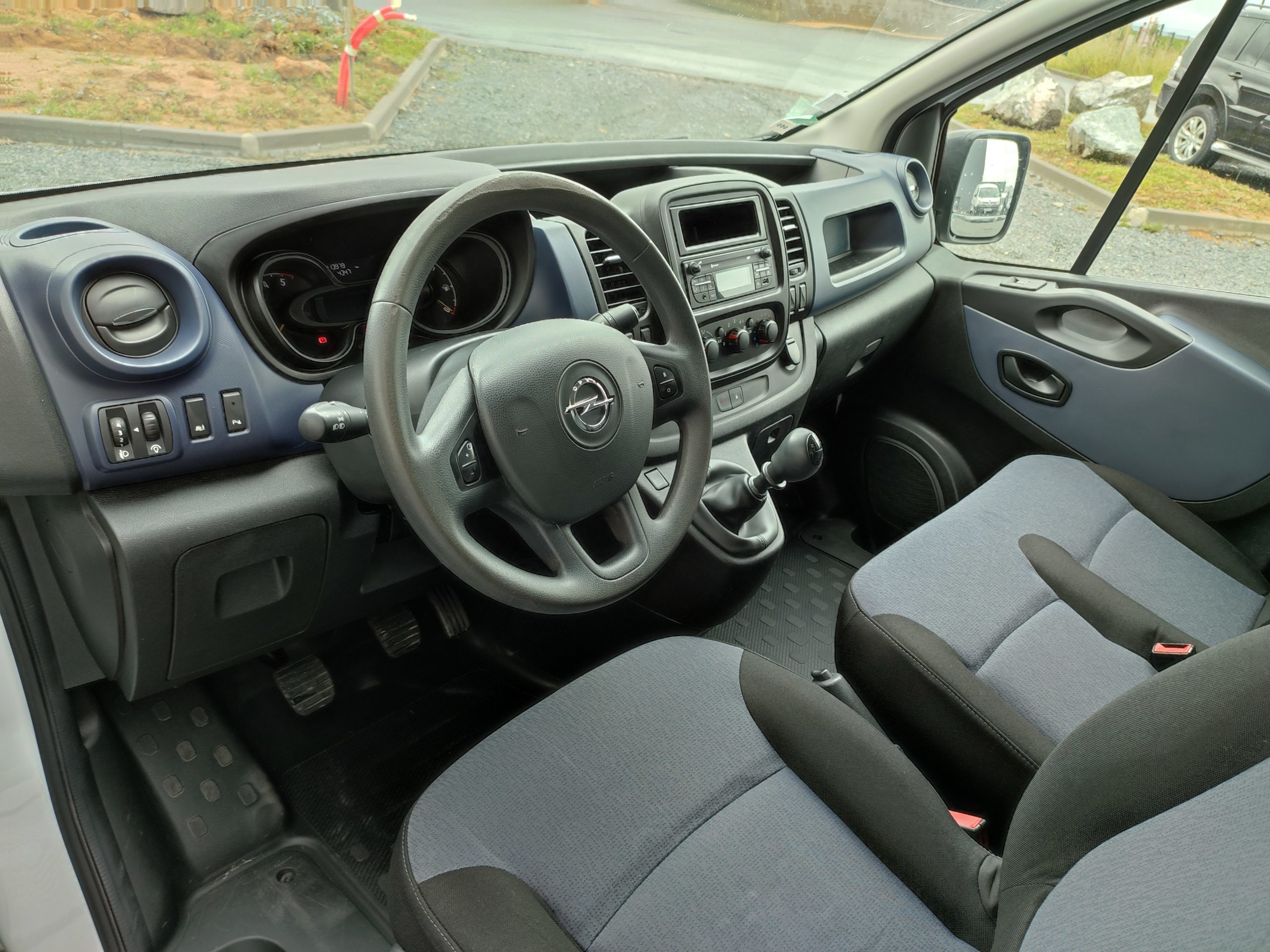 VIVARO L1H1 PACK CLIM + F2700 145CH BI-TURBO