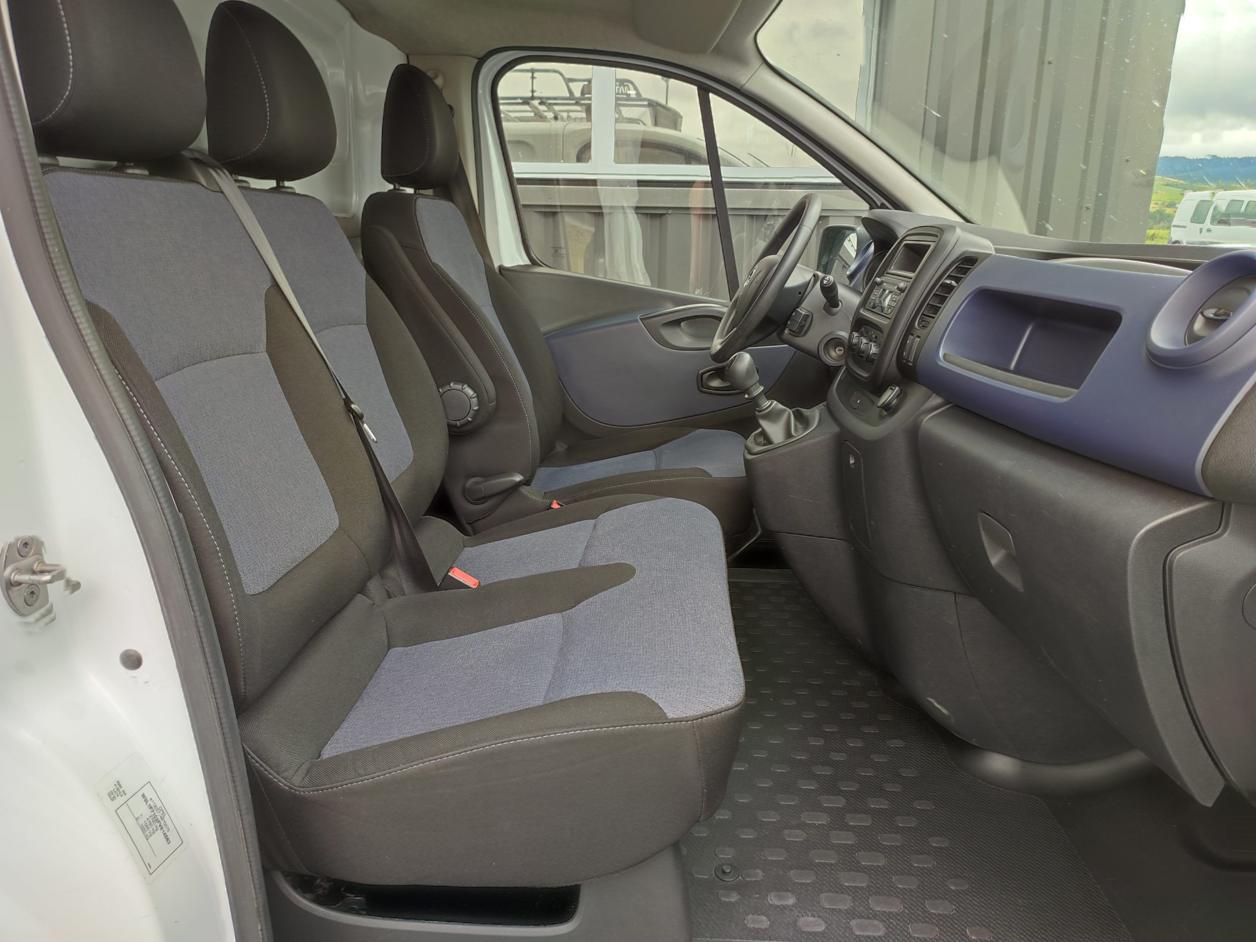 VIVARO L1H1 PACK CLIM + F2700 145CH BI-TURBO