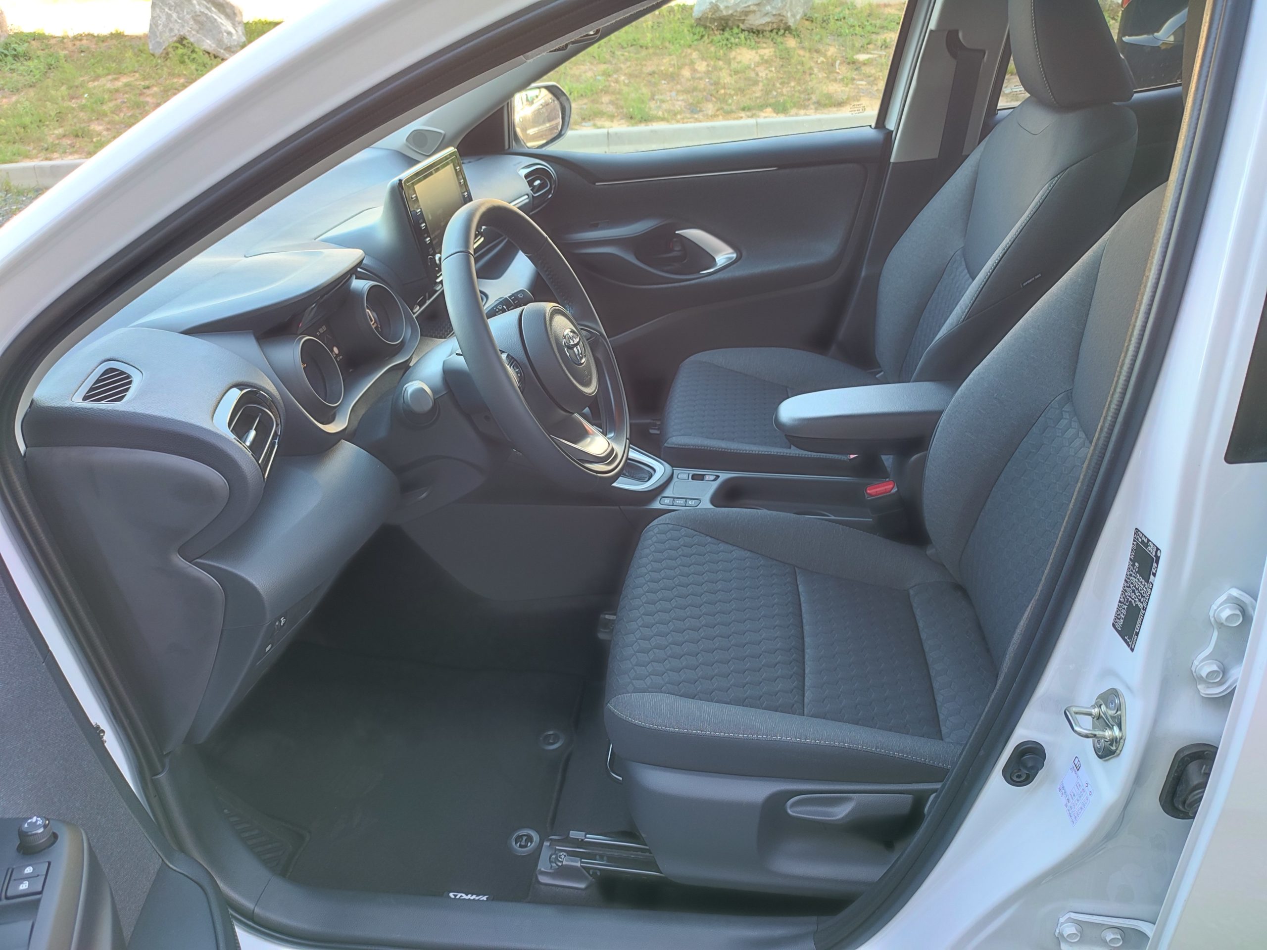 TOYOTA YARIS HYBRIDE 100H DESIGN