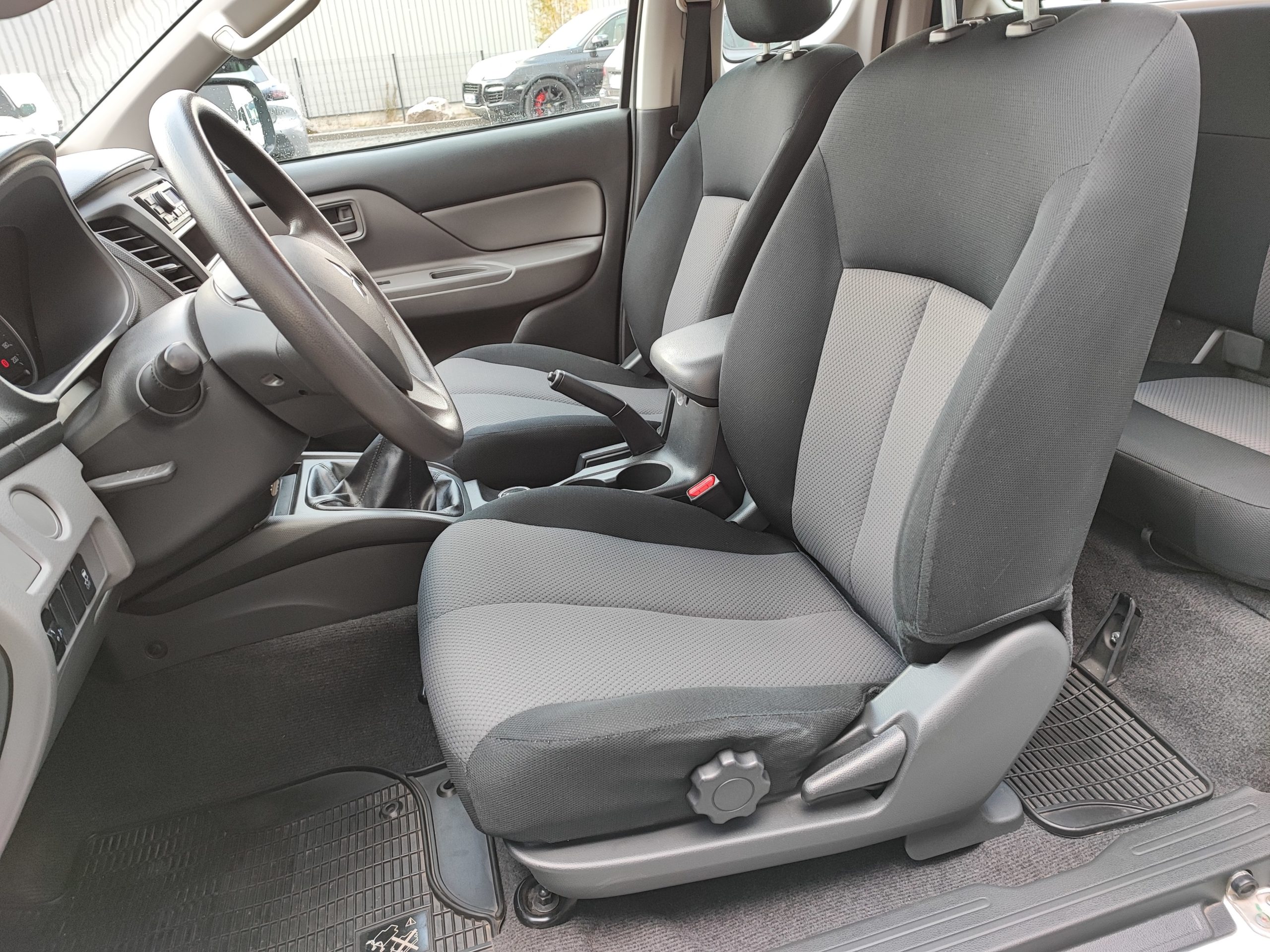 MITSUBISHI L200 CLUB CABINE 2.4DI-D 154 INFORM CLIM