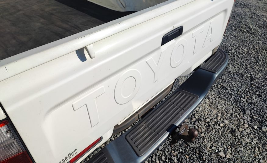 TOYOTA HILUX VI 90 D-4D SIMPLE CABINE 4×2