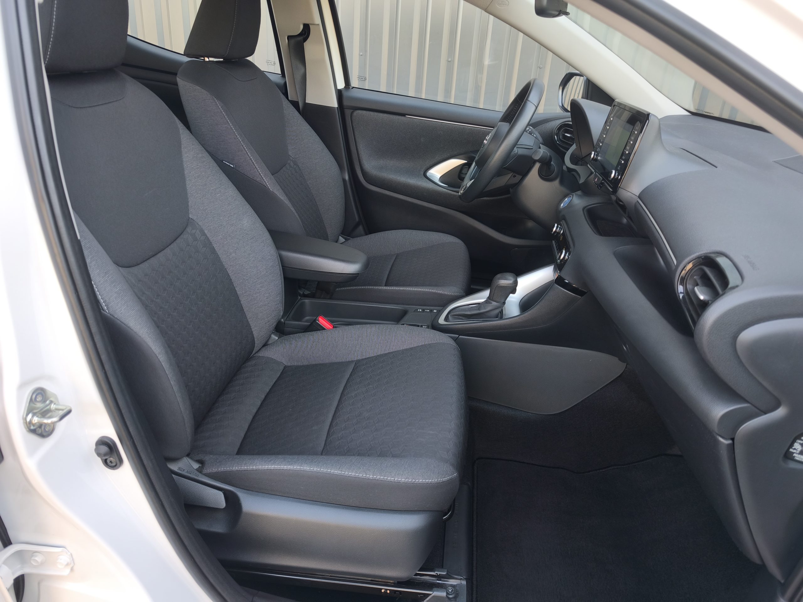 TOYOTA YARIS IV 116h DYNAMIC BUSINESS 5P