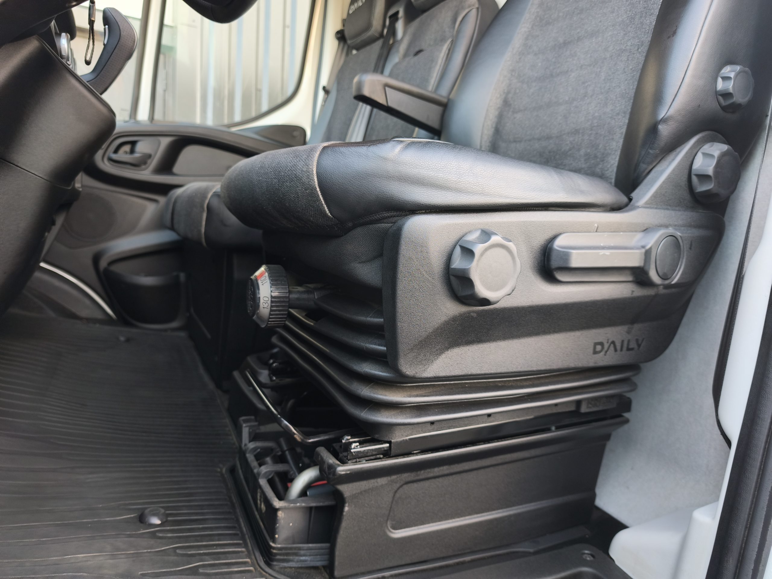 IVECO DAILY V FOURGON 35S18 180CH HI-MATIC L3 BVA